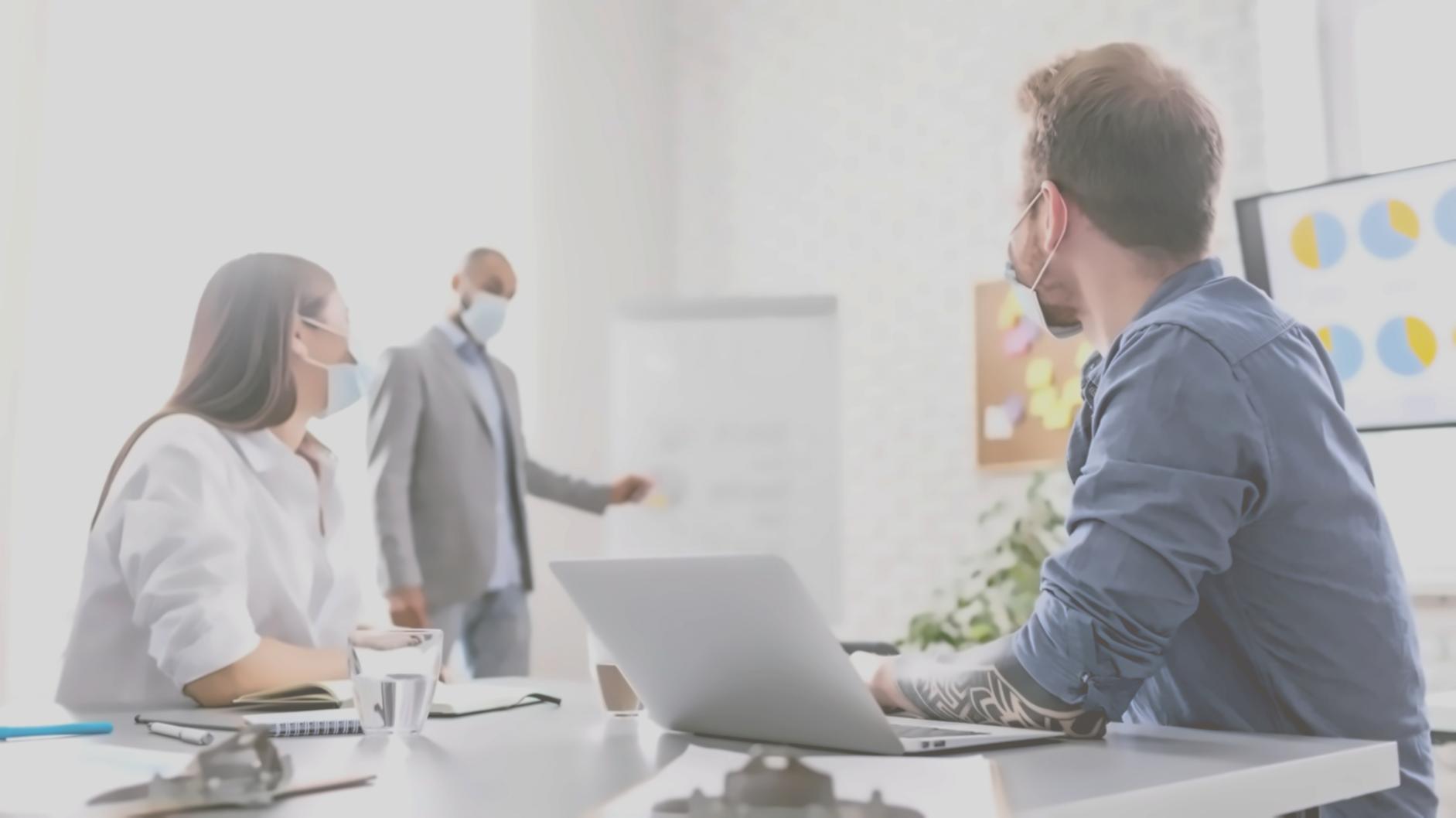 Materiales y recursos de aprendizaje financiero organizados